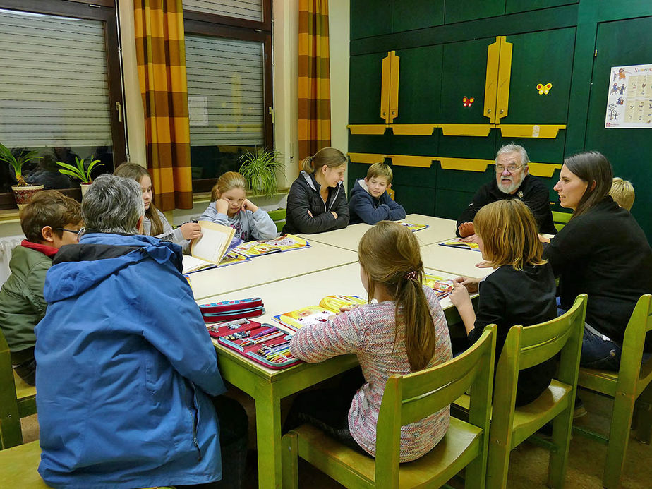 Symbolische Mantelteilung mit den Kommunionkindern (Foto: Karl-Franz Thiede)